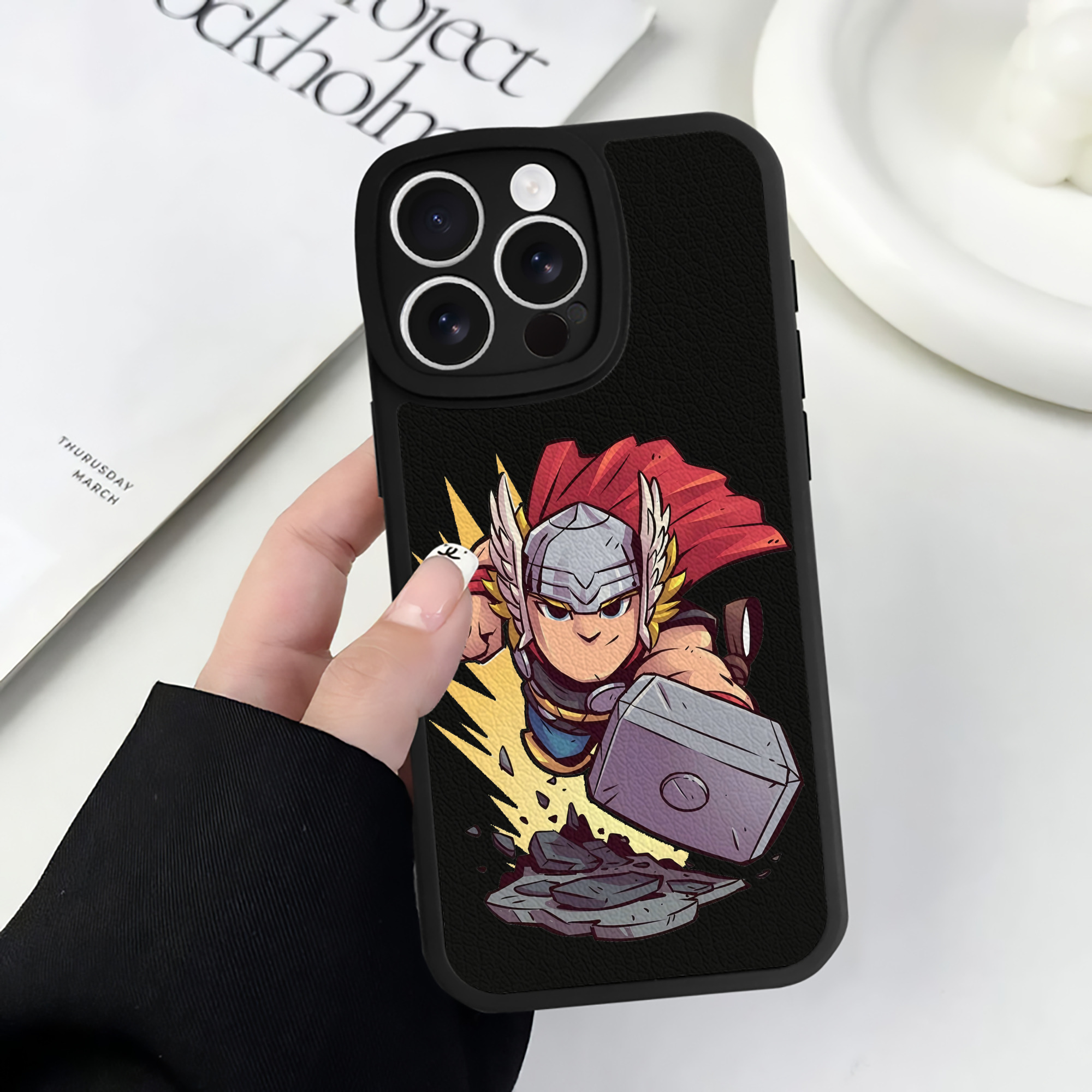 （画像用） アベンジャーズ The Avengers 【iPhone 16シリーズ対応】シリコンスマホケース（レザー調） 材質：シリコン